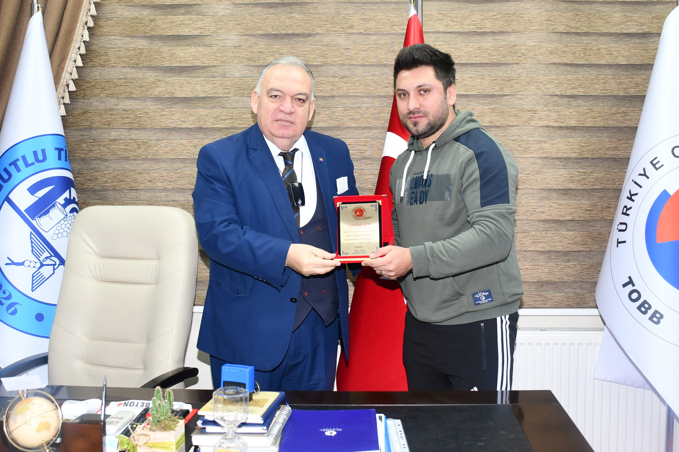 TUTSO Başkanı Faruk Aydın'a Sporculardan Plaket
