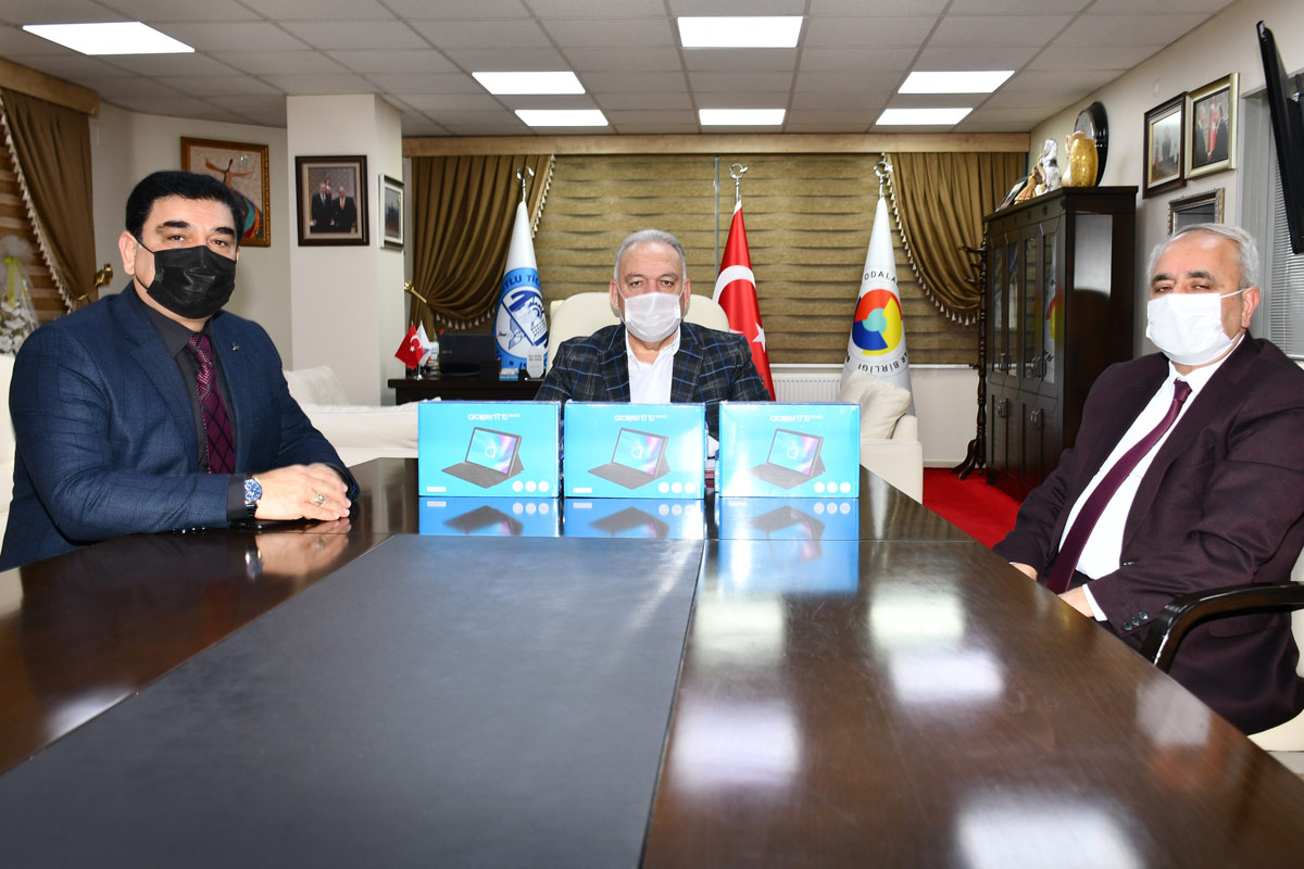 "TOBB Küçük Parmaklar" tablet dağıtım kampanyası Turgutlu Ticaret ve Sanayi Odası 65 adet tablet bağışladı