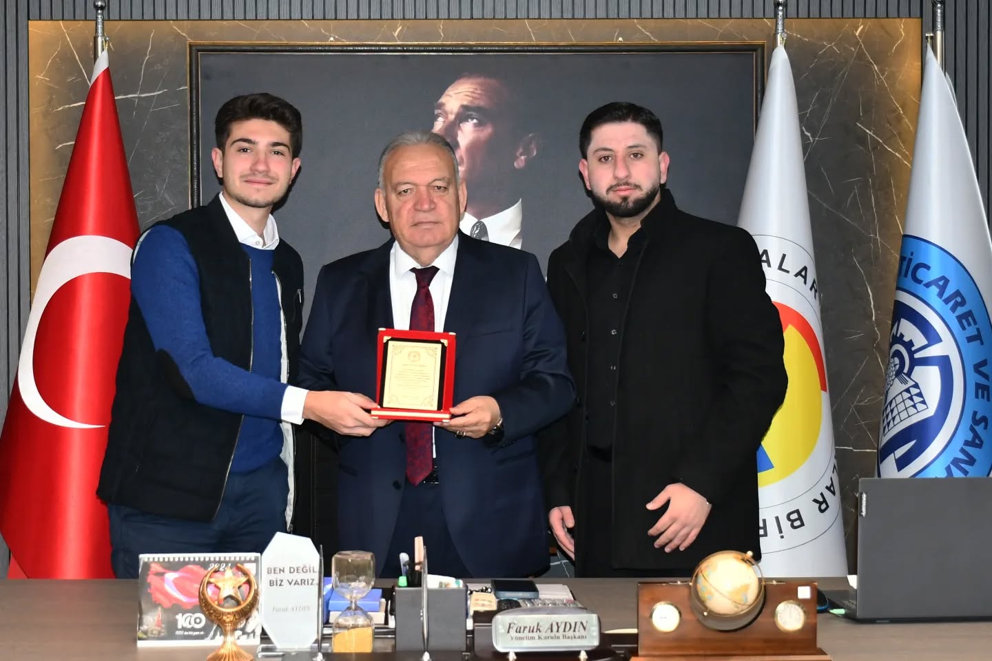 Başkan Aydın'a, Turgutlu Gençlik Meclisinden Plaket