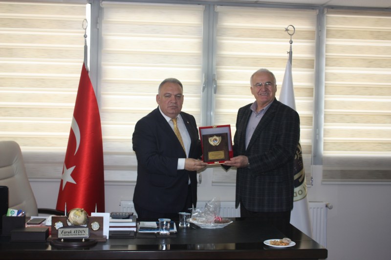 TURGUTLU’NUN SEVİLEN EĞİTİMCİSİNE PLAKET