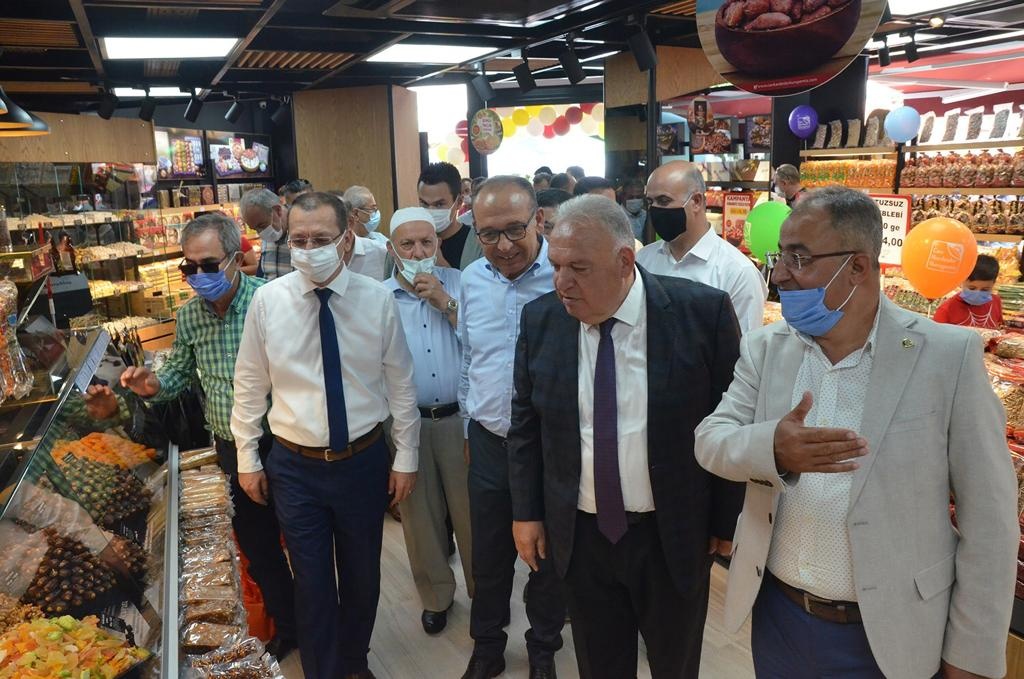 Başkan Aydın, Turgutlu'da Yeni Açılan İşyerinin Açılışına Katıldı
