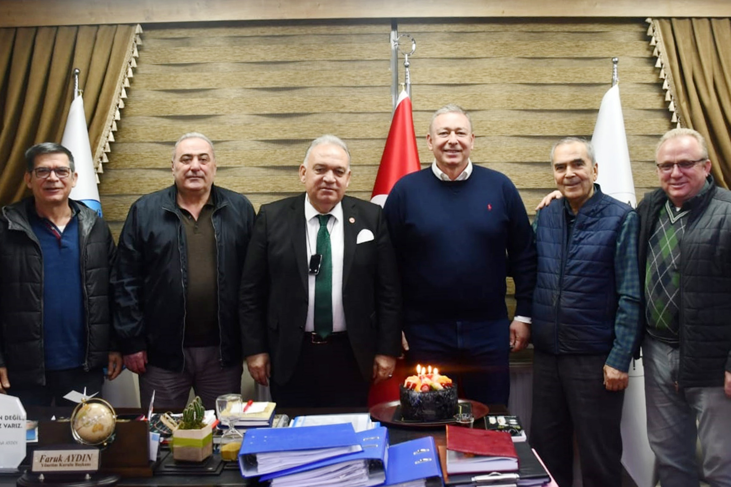 TUTSO Yönetiminden Meclis Başkanı Yavuz Semizler'e Sürpriz Kutlama