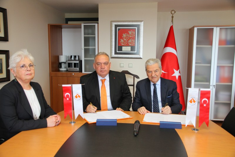 İZMİR EKONOMİ ÜNİVERSİTESİ VE TUTSO ARASINDA İŞBİRLİĞİ PROTOKOLÜ İMZALANDI