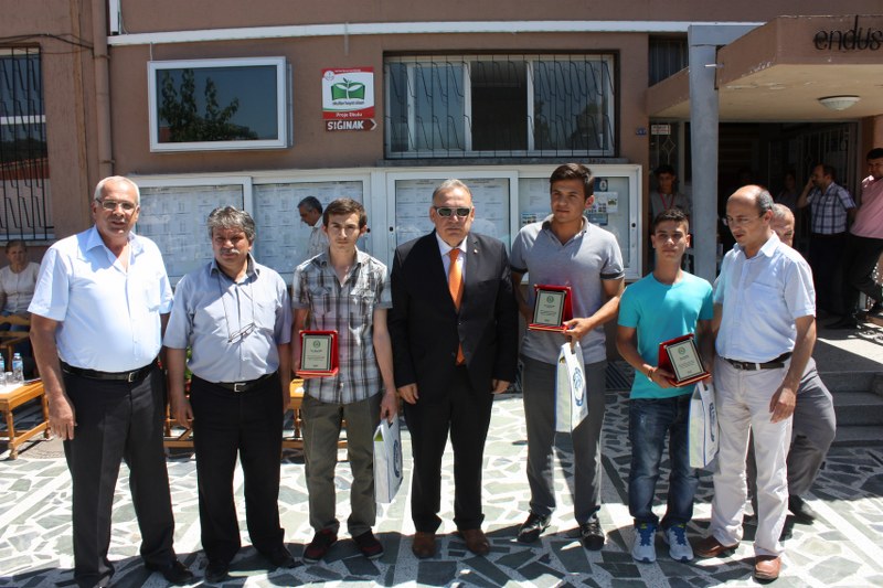ODAMIZ MESLEK LİSESİNİ DERECEYLE BİTİREN ÖĞRENCİLERİ ÖDÜLLENDİRDİ.