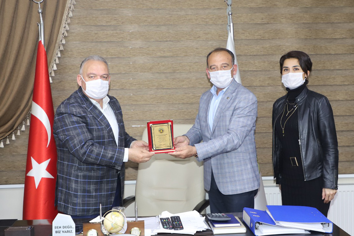 Turgutlu Belediye Başkanı Çetin Akın dan, Başkan Aydına Plaket