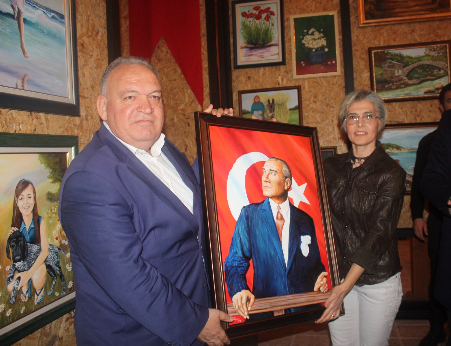PALET RESİM GRUBU KARMA RESİM SERGİSİNİ AÇTI