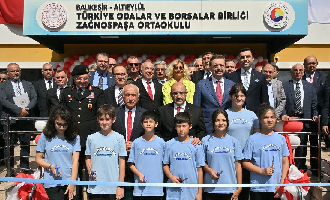 Hisarcıklıoğlu, Balıkesir TOBB Zağnos Paşa Ortaokulu’nu ziyaret etti