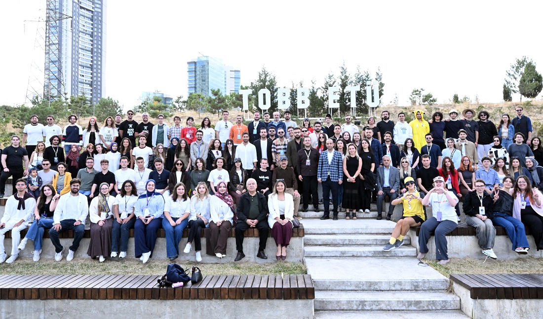 Hisarcıklıoğlu, ETÜFEST’te öğrenci ve mezunlarla bir araya geldi