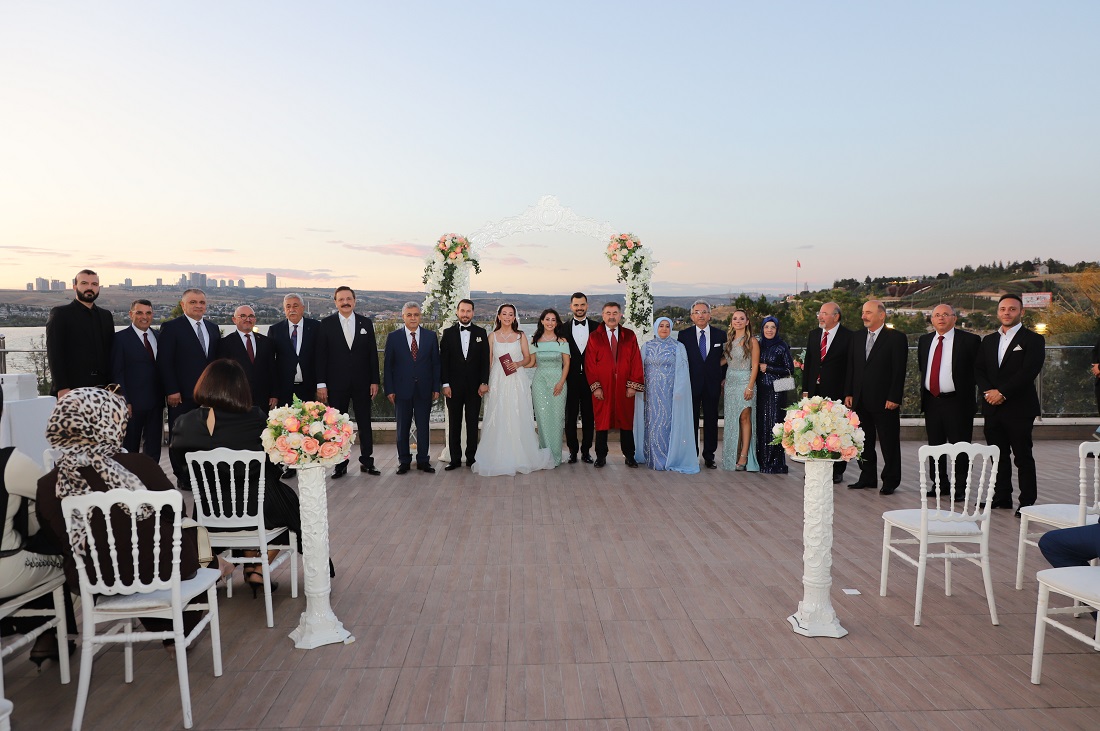 Hisarcıklıoğlu genç çiftlerin mutluluğuna şahitlik etti